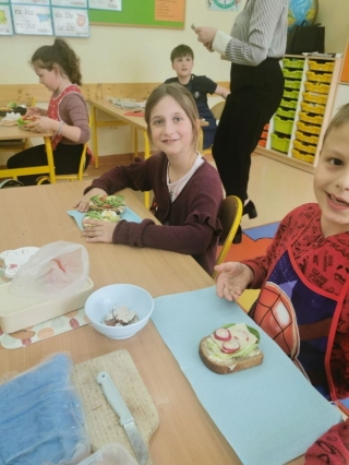 Dzieci robią kanapki