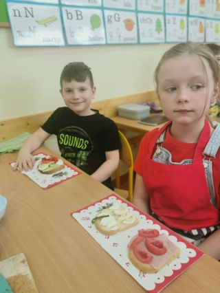Dzieci robią kanapki