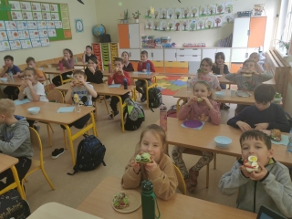 Dzieci robią kanapki