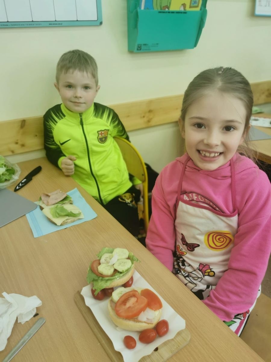 Dzieci robią kanapki
