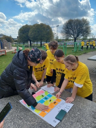drużyny podczas wykonywania zadań