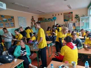 drużyny podczas wykonywania zadań