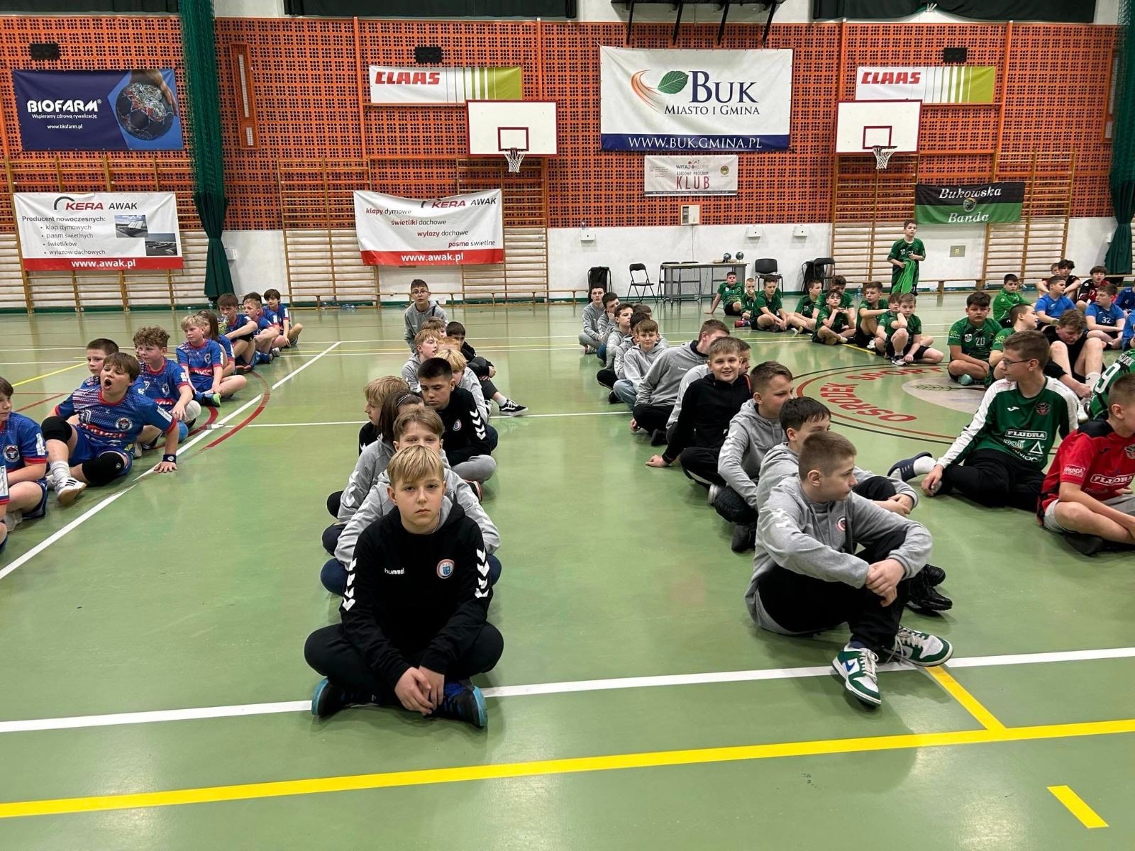 drużyny na płycie boiska