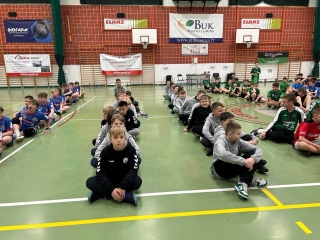 drużyny na płycie boiska