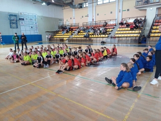 drużyny na płycie boiska