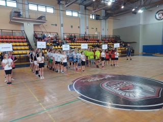 drużyny na płycie boiska