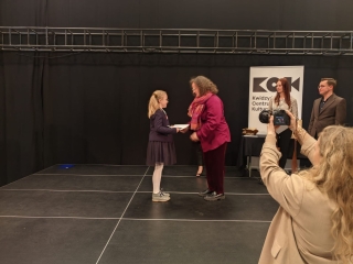 Dziecko odbiera dyplom