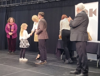 Dziecko odbiera dyplom