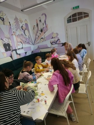 Dzieci wykonują pracę