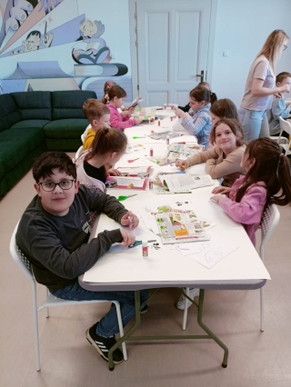 Dzieci wykonują pracę