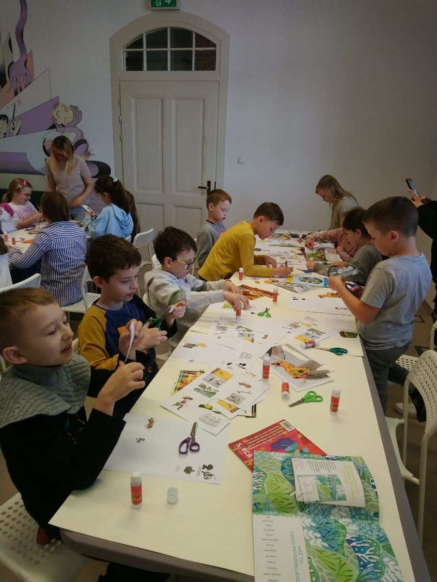 Dzieci wykonują pracę