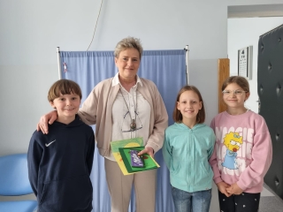 Dzieci i pielęgniarka