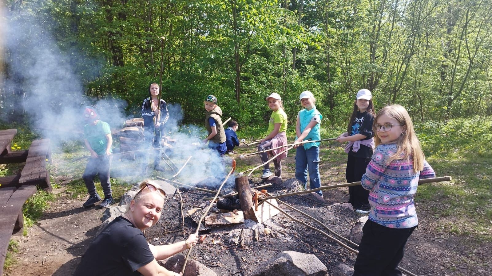 Dzieci przy ognisku