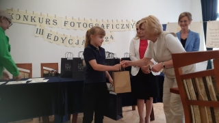 Uczennica odbiera nagrodę