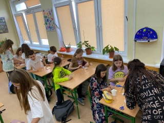 uczniowie 4b  wykonują upominki dla mam