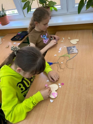 uczniowie 4b  wykonują upominki dla mam