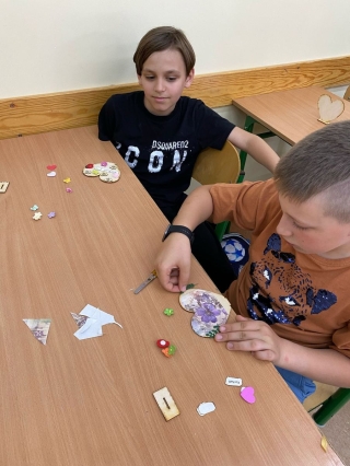 uczniowie 4b  wykonują upominki dla mam