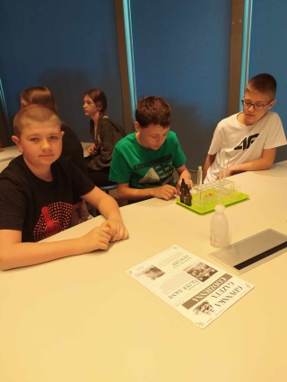 podczas rozwiązywania zagadek kryminalnych