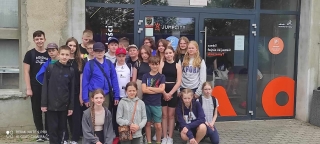 Klasa 6e przed budynkiem Centrum Nauki EXPERMENT