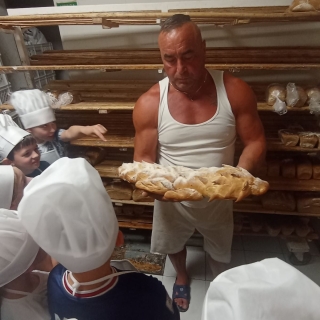 Dzieci w piekarni z piekarzem