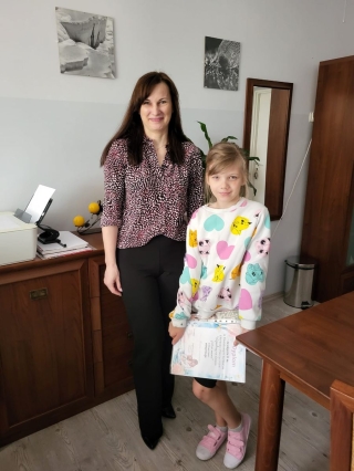 Dziecko odbiera nagrodę