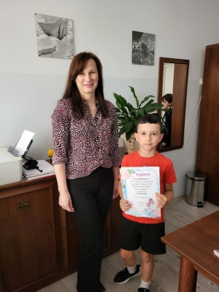 Dziecko odbiera nagrodę