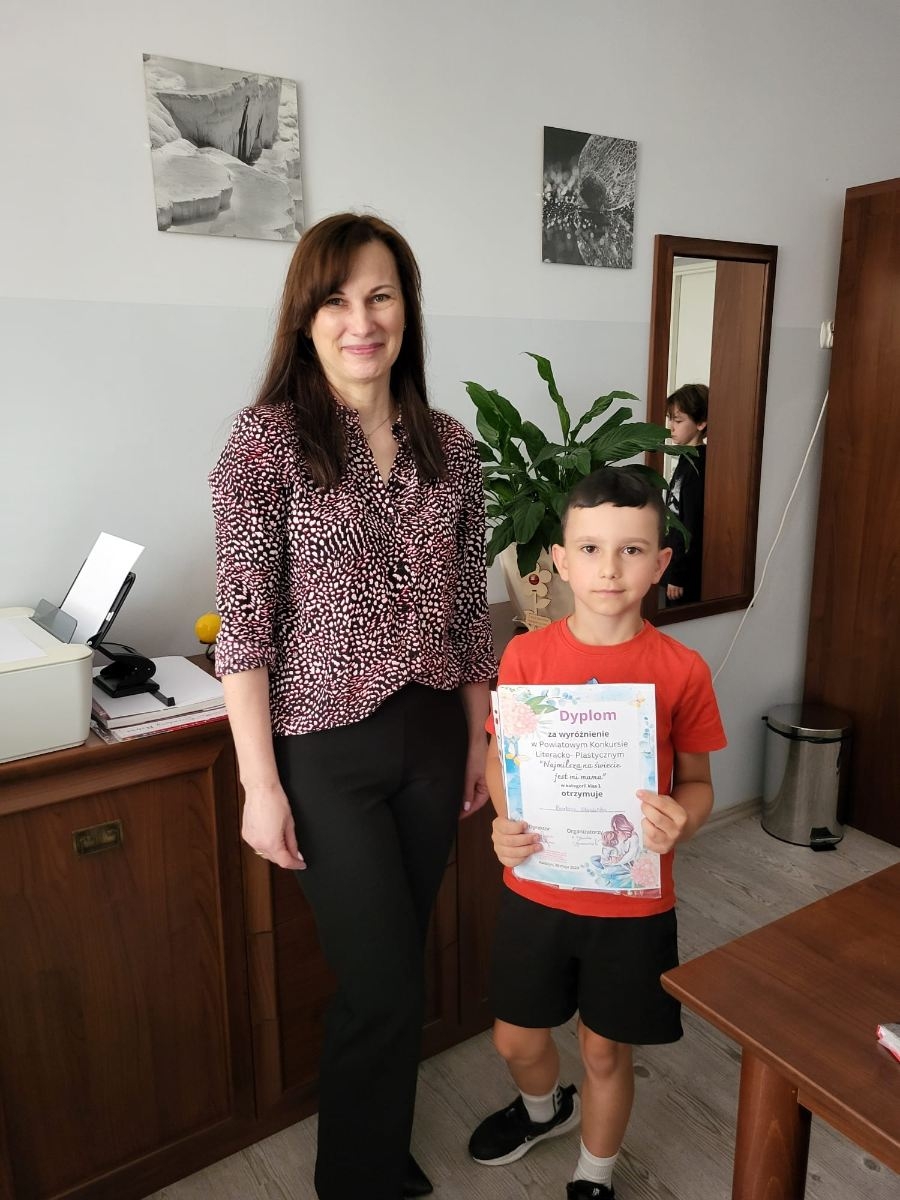 Dziecko odbiera nagrodę