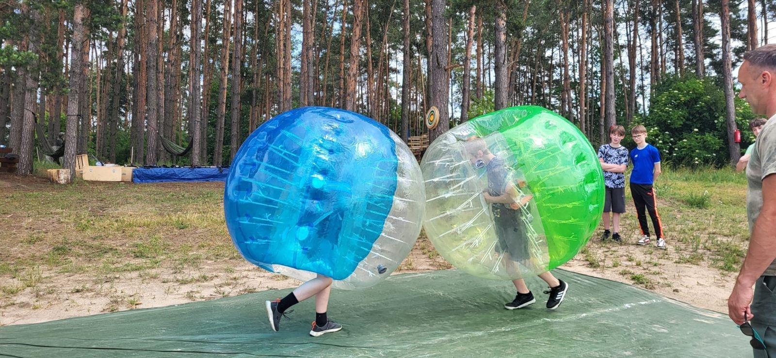 uczniowie 6d podczas zabawy