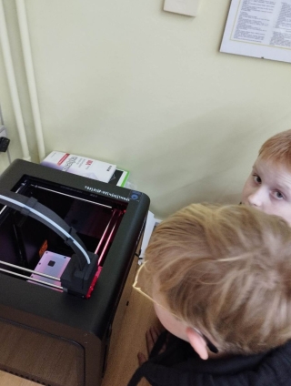 obserwacja drukarki przez uczniów