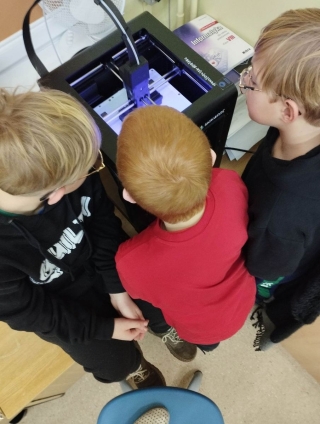 obserwacja drukarki przez uczniów