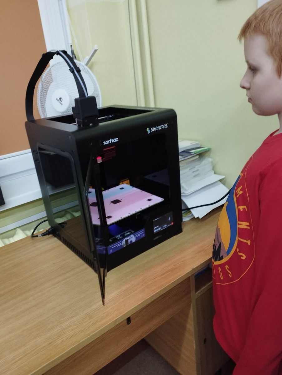 obserwacja drukarki przez ucznia