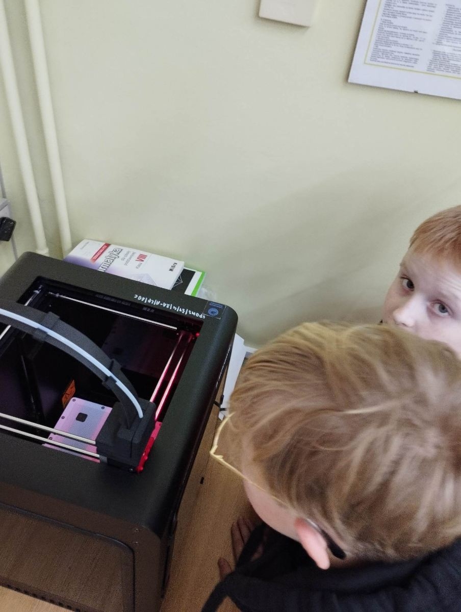 obserwacja drukarki przez uczniów