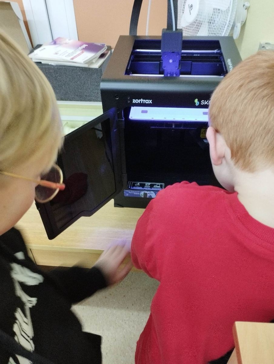 obserwacja drukarki przez uczniów