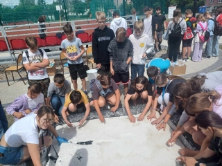 uczniowie podczas zabawy, pokazów, warsztatów