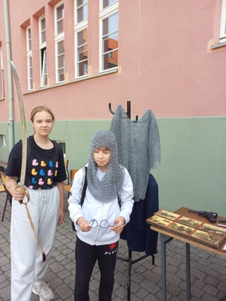 uczniowie podczas zabawy, pokazów, warsztatów