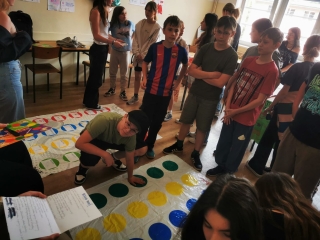 uczniowie podczas zabawy, pokazów, warsztatów