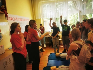 uczniowie podczas zabawy, pokazów, warsztatów