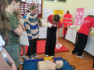 uczniowie podczas zabawy, pokazów, warsztatów