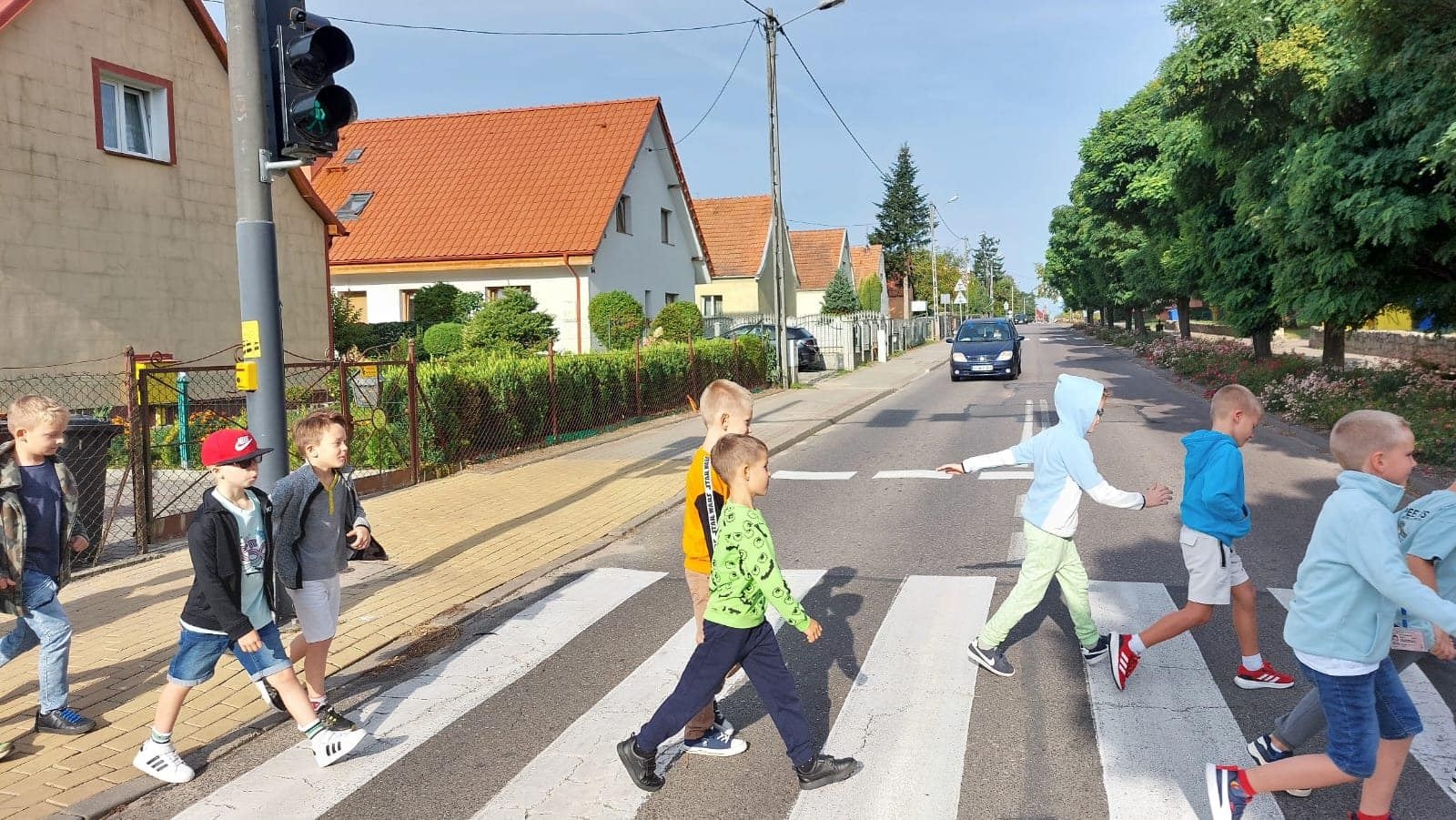 Dzieci ze strażnikiem miejskim 