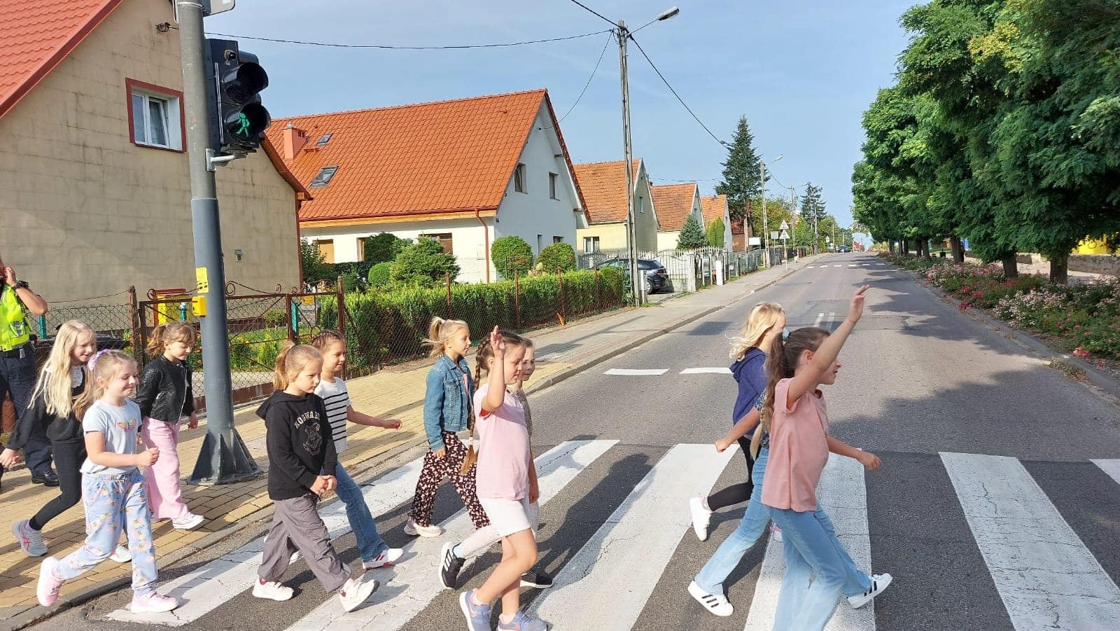 Dzieci ze strażnikiem miejskim 