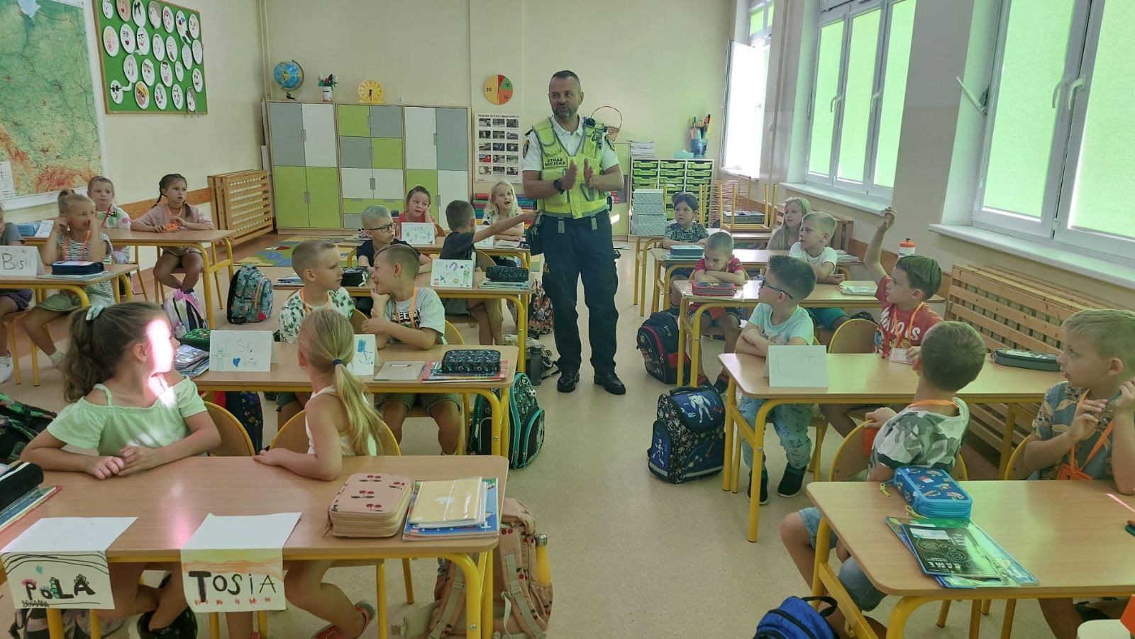 Dzieci ze strażnikiem miejskim 