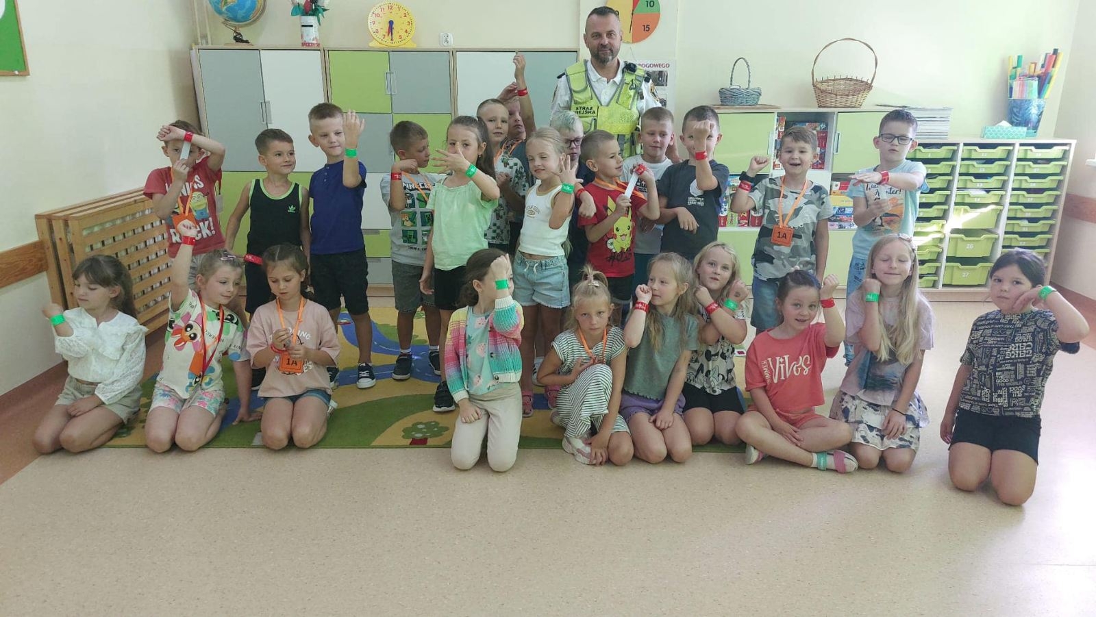 Dzieci ze strażnikiem miejskim 