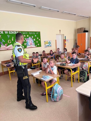 Dzieci ze strażnikiem miejskim 