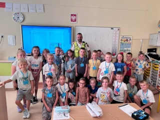 Dzieci ze strażnikiem miejskim 