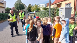 Dzieci ze strażnikiem miejskim 