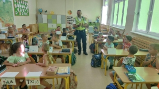 Dzieci ze strażnikiem miejskim 