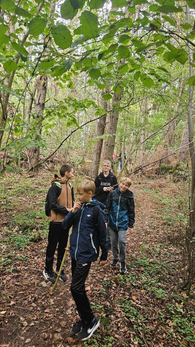 podczas marszu w lesie