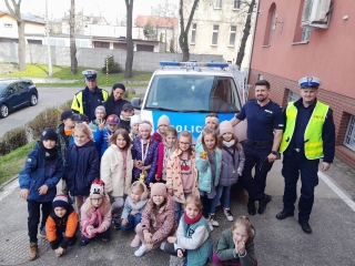 Uczniowie kl.1a przed budynkiem Policji