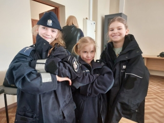 uczennice ubrane w mundury policyjne