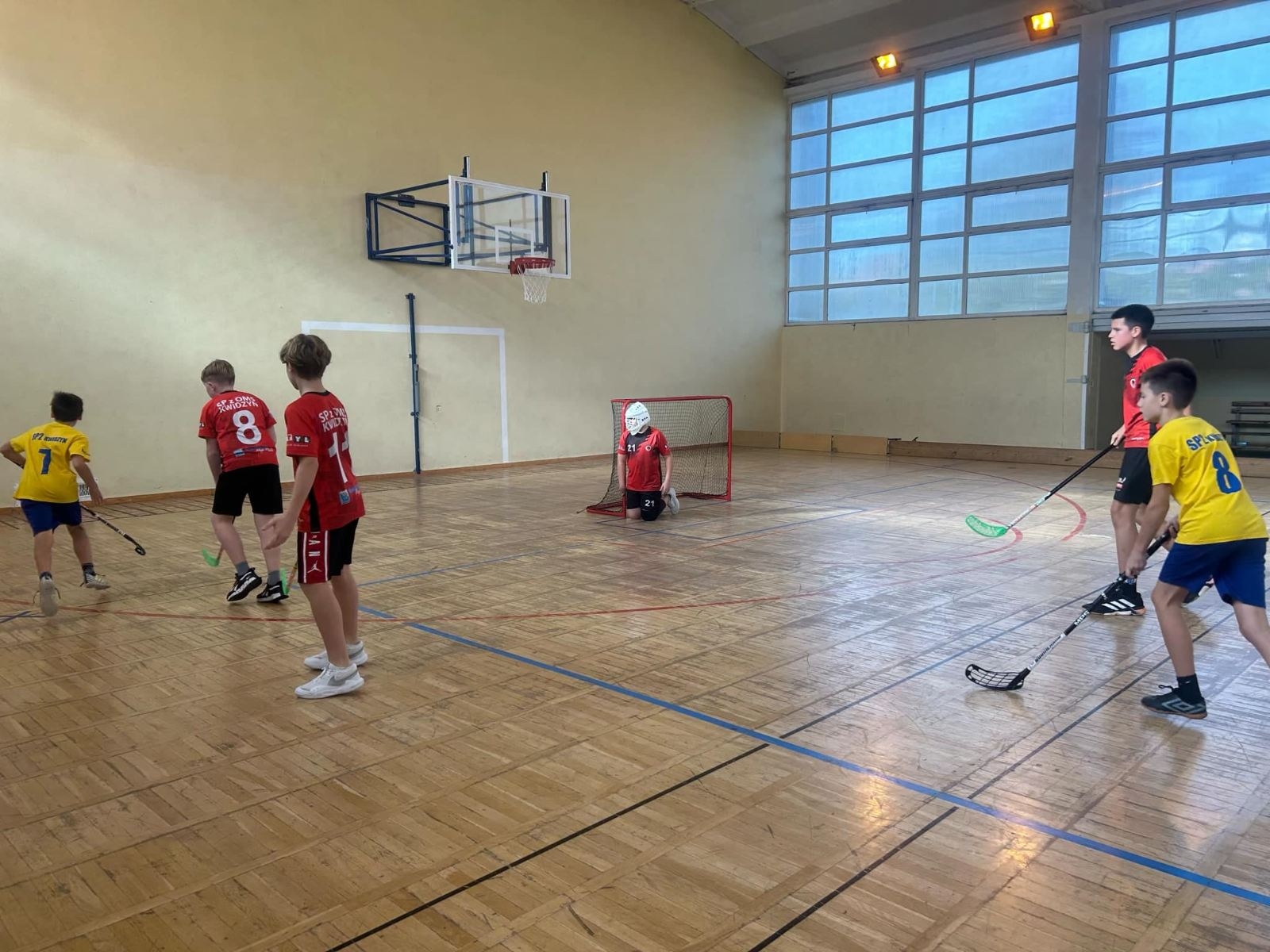 podczas gry w unihokeja